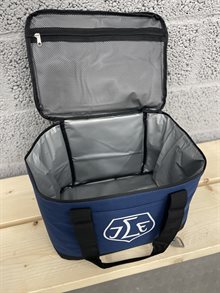 Kylväska med flasköppnare